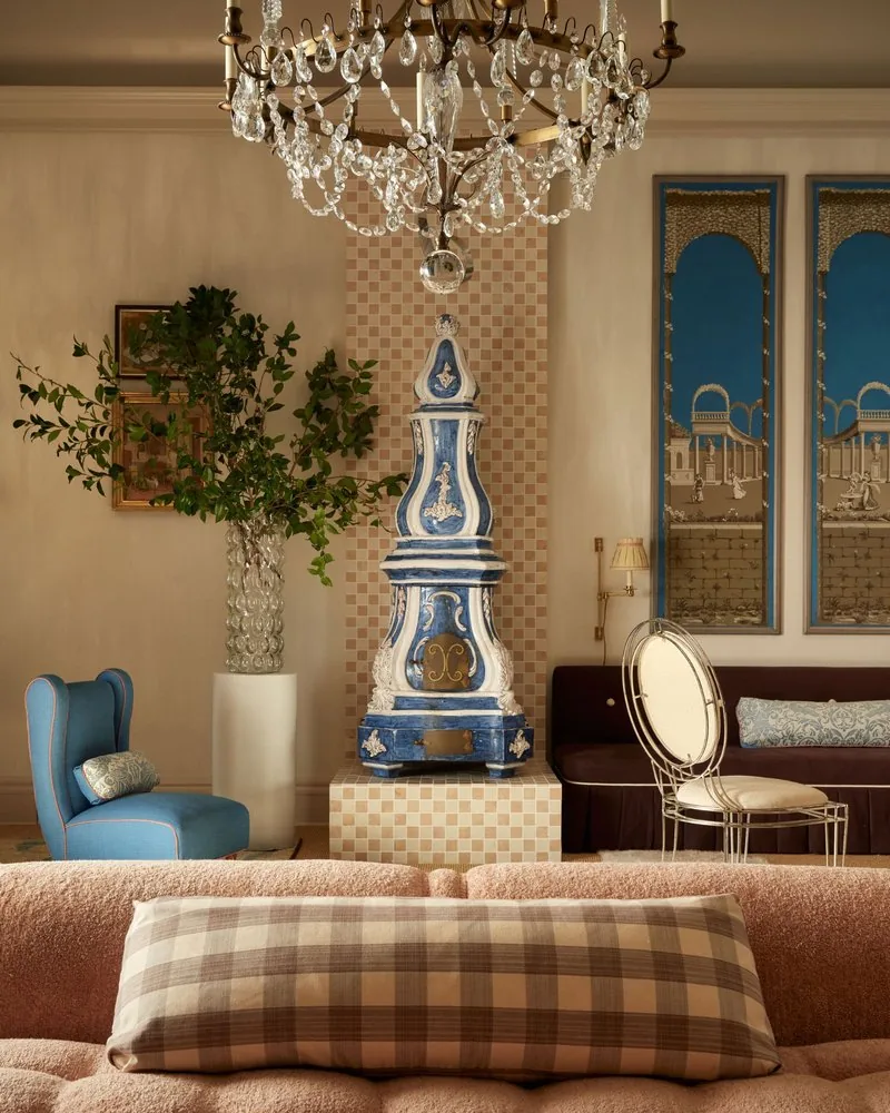 Mr. Trotter's Drawing Room, full-height view of the majolica kachelofen, Kips Bay 2025, Studio Eckström